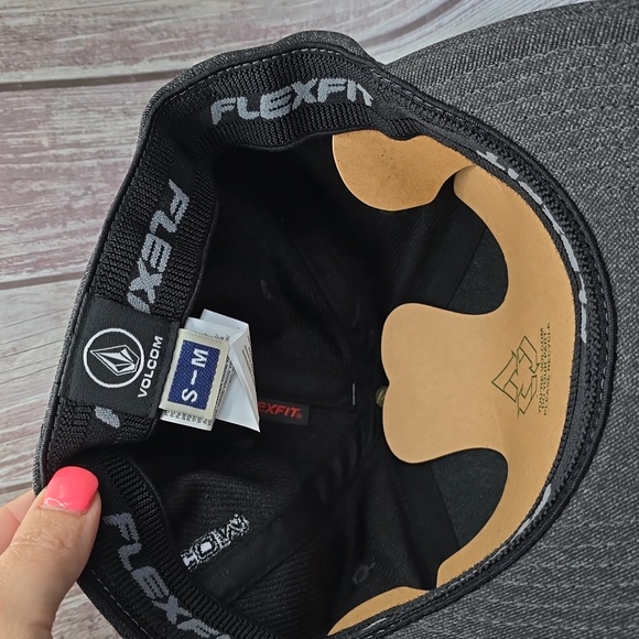 Volcom Full Stone Heather FlexFit Baseball Trucker Cap size small/medium** - Picture 2 of 5